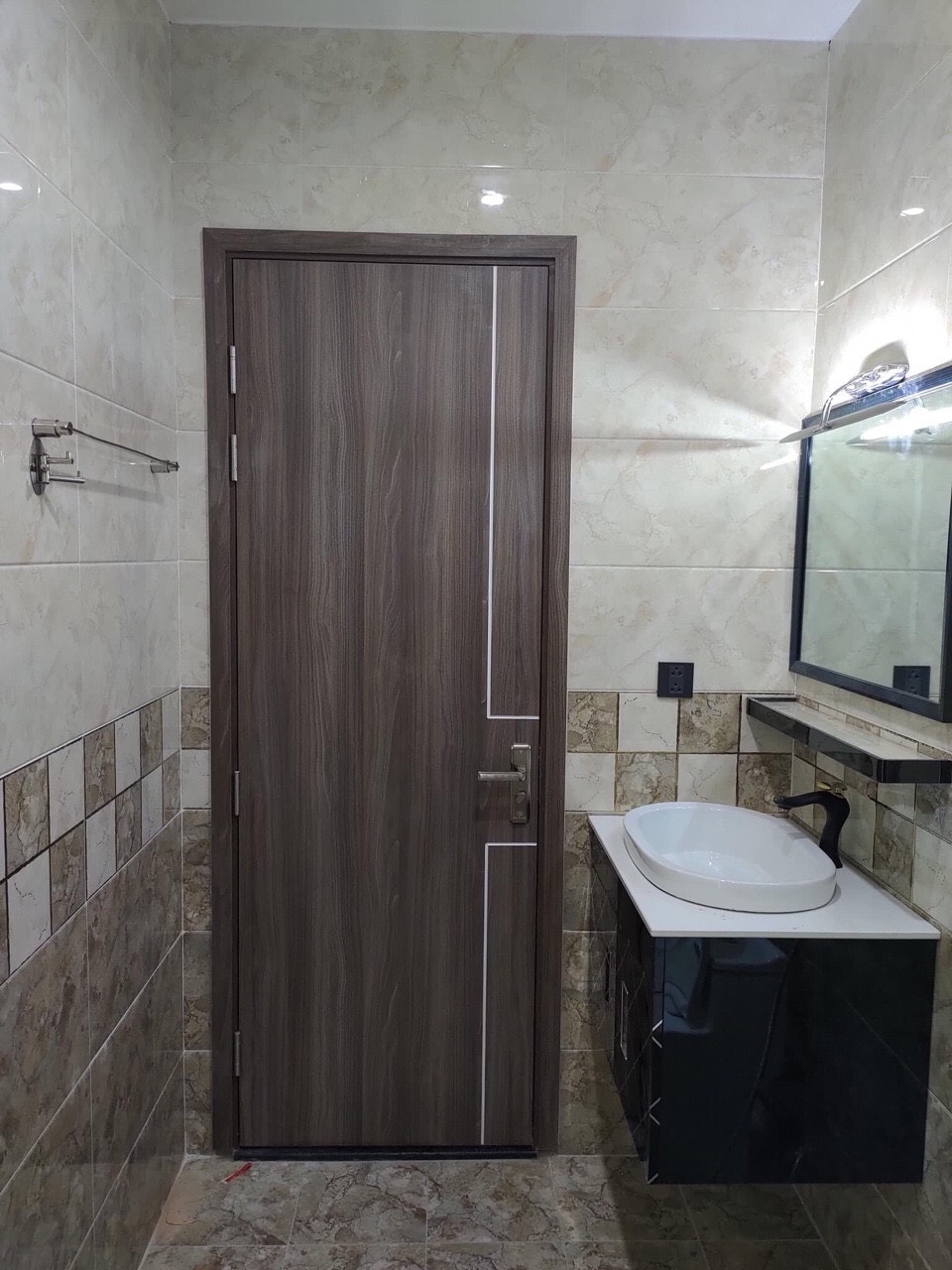 Cửa nhựa gỗ Composite - cửa dùng cho nhà vệ sinh.