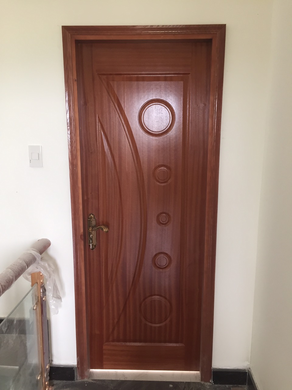 Cửa gỗ công nghiệp HDF Veneer - bề mặt được phủ lớp vân gỗ thật.