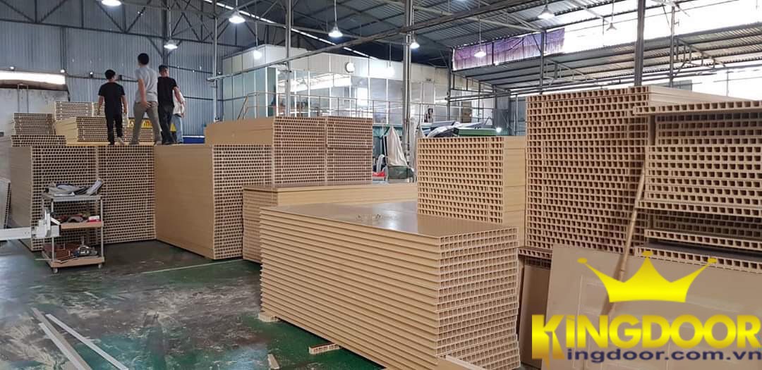 Xưởng sản xuất cửa nhựa gỗ Composite.