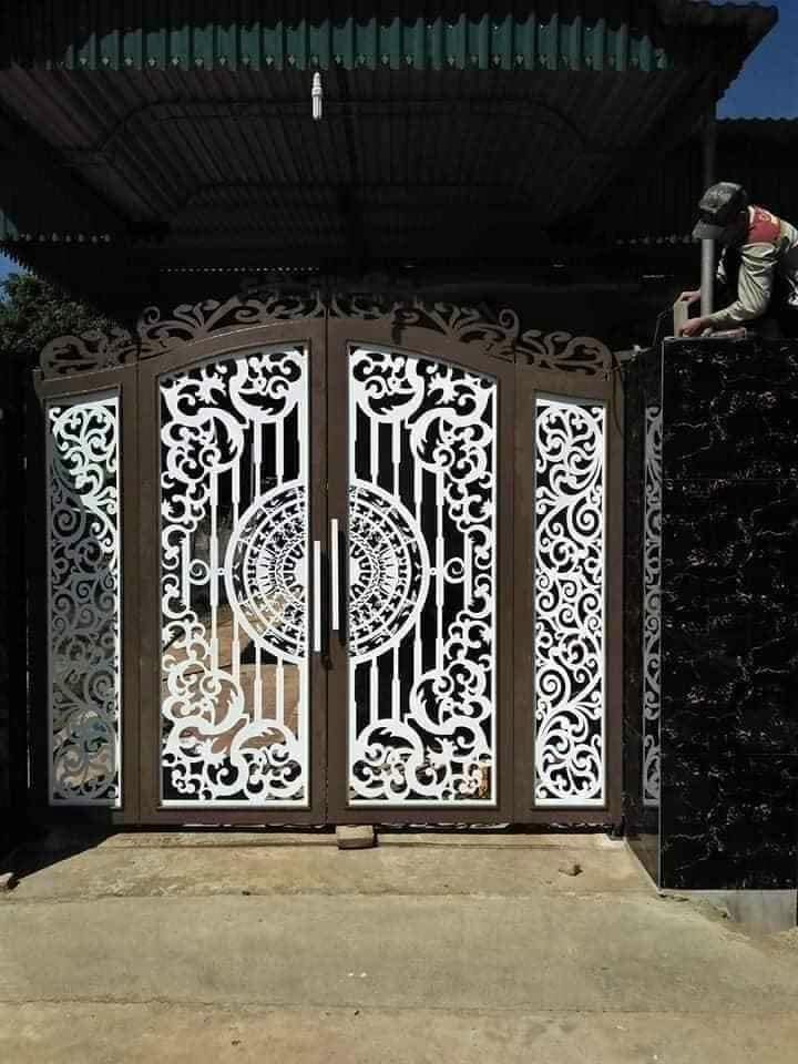 Cửa sắt được lắp đặt ở vị trí cửa cổng - tư vấn chọn loại cửa phù hợp cho từng vị trí..
