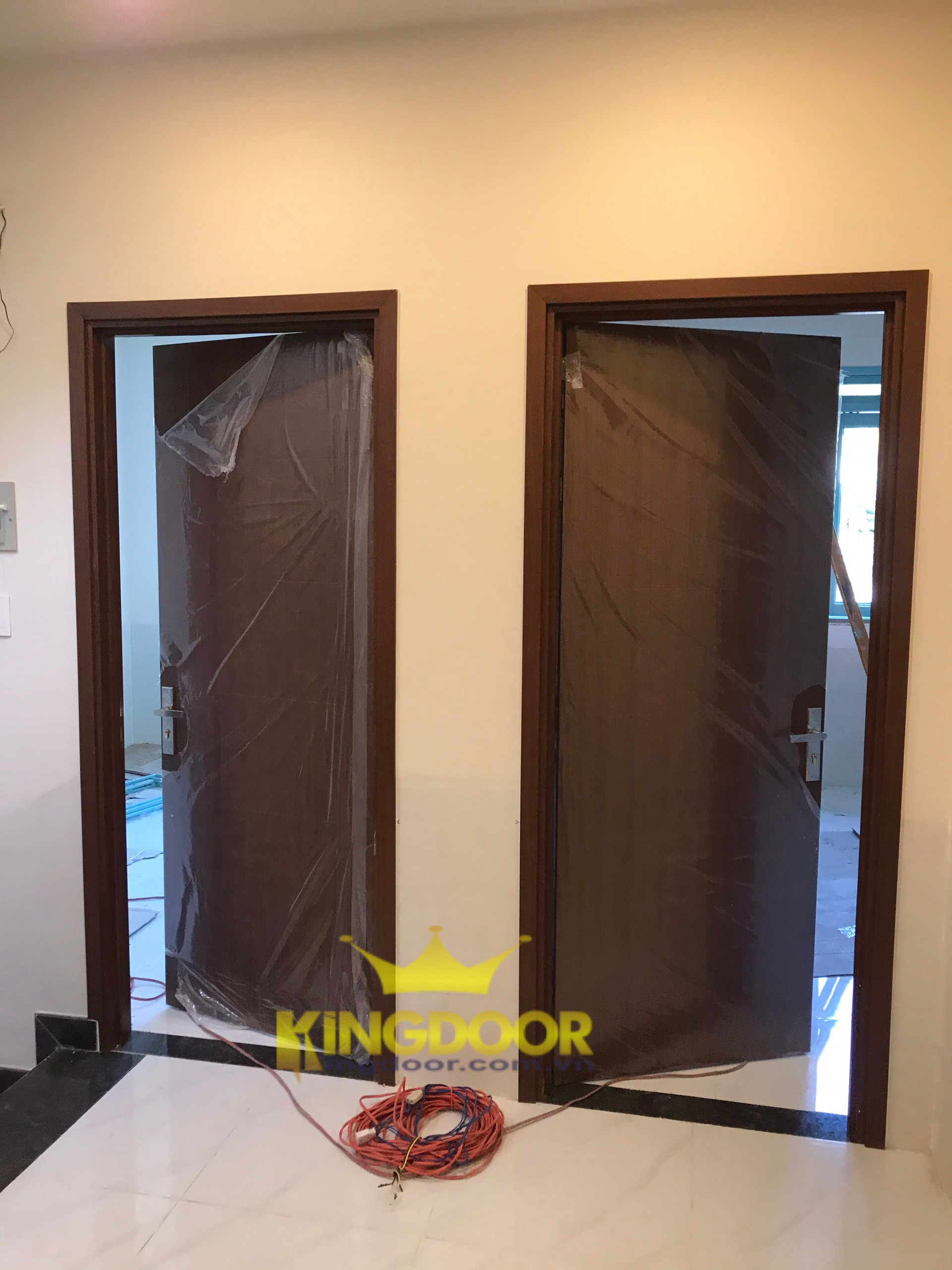 Mẫu cửa nhựa Composite phủ da cho cửa phòng và cửa nhà vệ sinh.